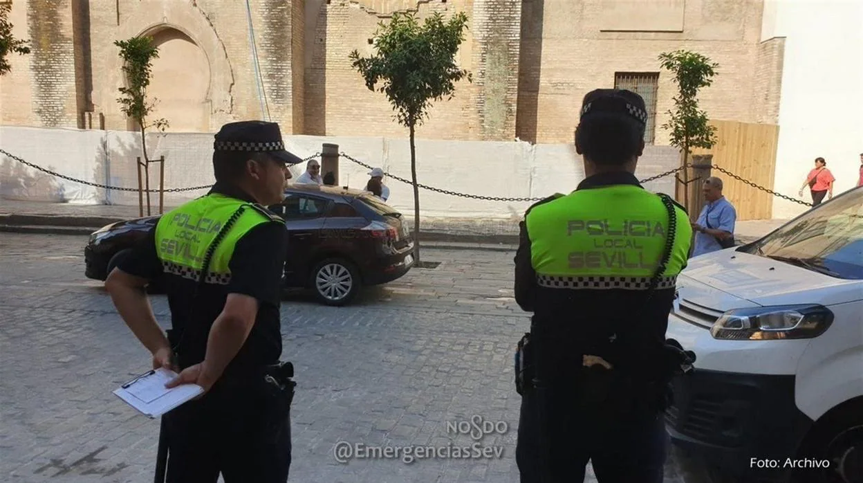 Agentes de la Policía Local en el entorno de la catedral