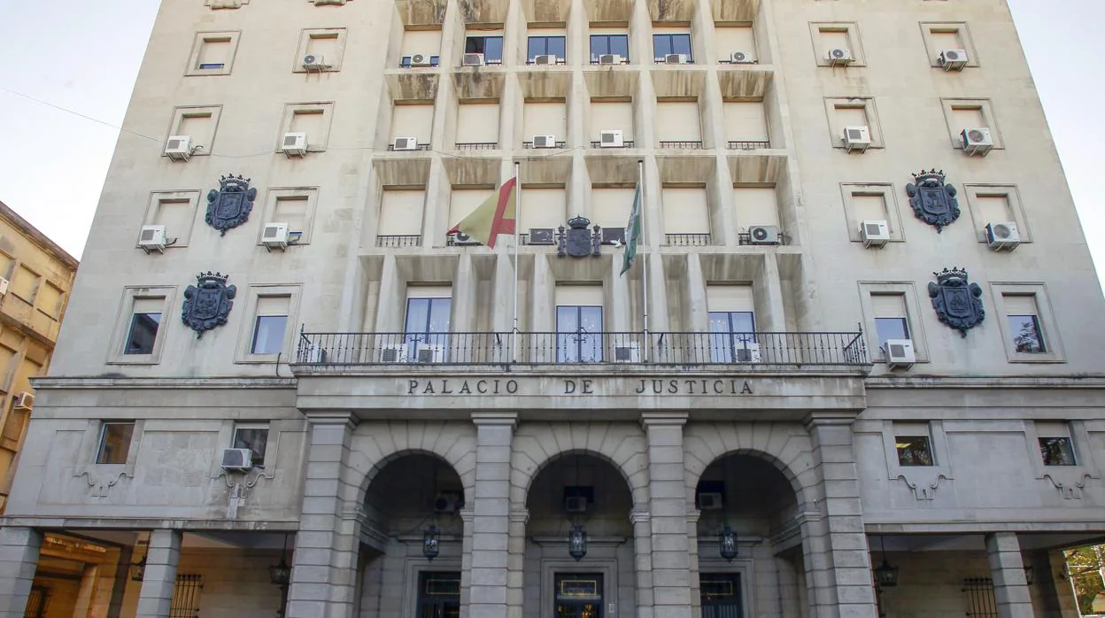 La Audiencia de Sevilla ha acogido este miércoles el juicio contra los tres acusados de la estafa