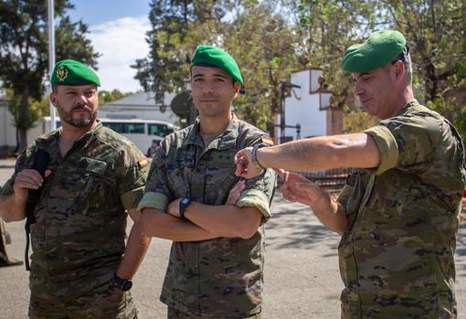 Militares de la organización controlando el tiempo del cocinado