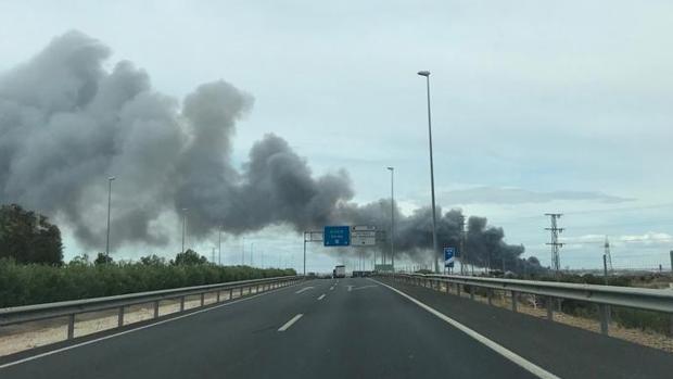 Arde una nave de reciclaje en el Polígono de la Isla de Dos Hermanas