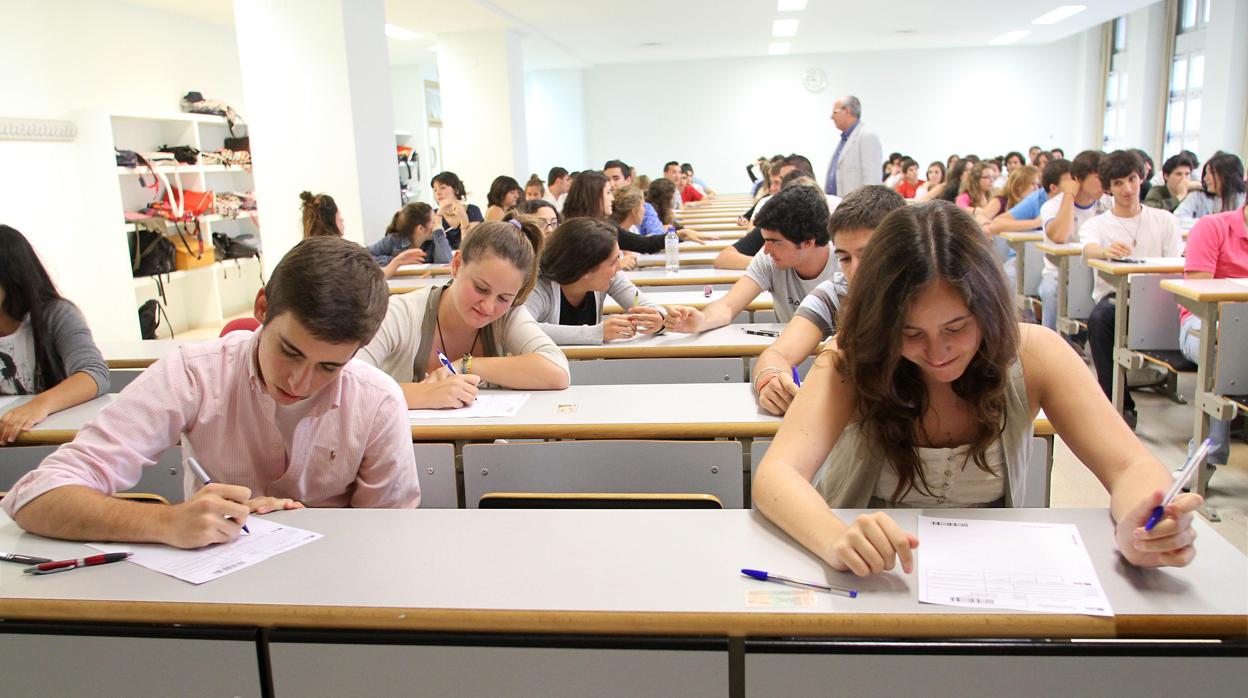 Estudiantes en un examen de Selectividad