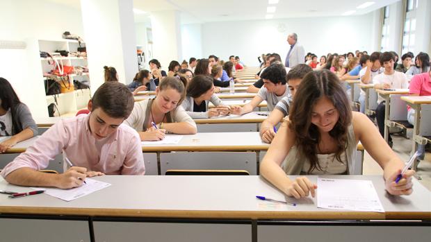 Sólo quedan plazas para estudiar diez carreras en Sevilla