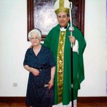 Monseñor Asenjo junto a su madre