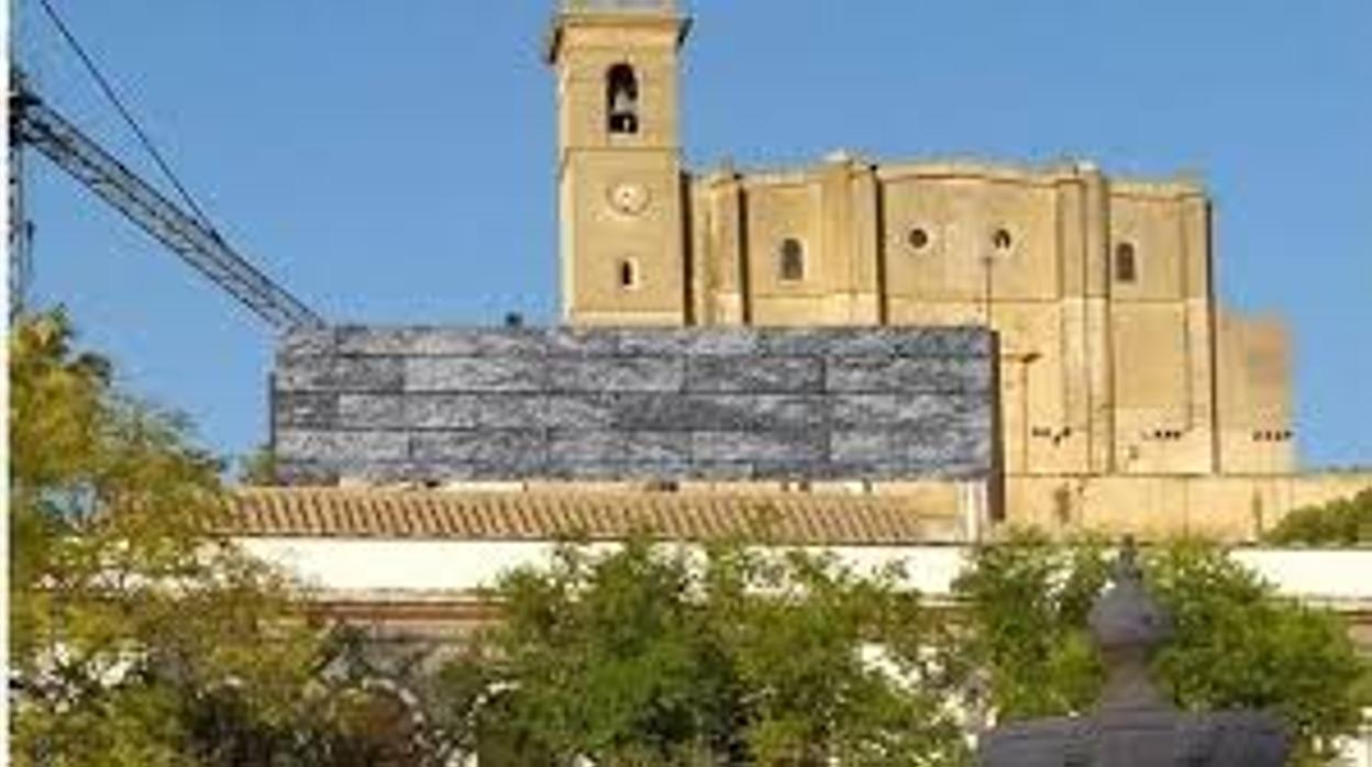 La muralla construida en el teatro municipal dificultaba la visión de la Colegiata de Osuna desde la Plaza Mayor