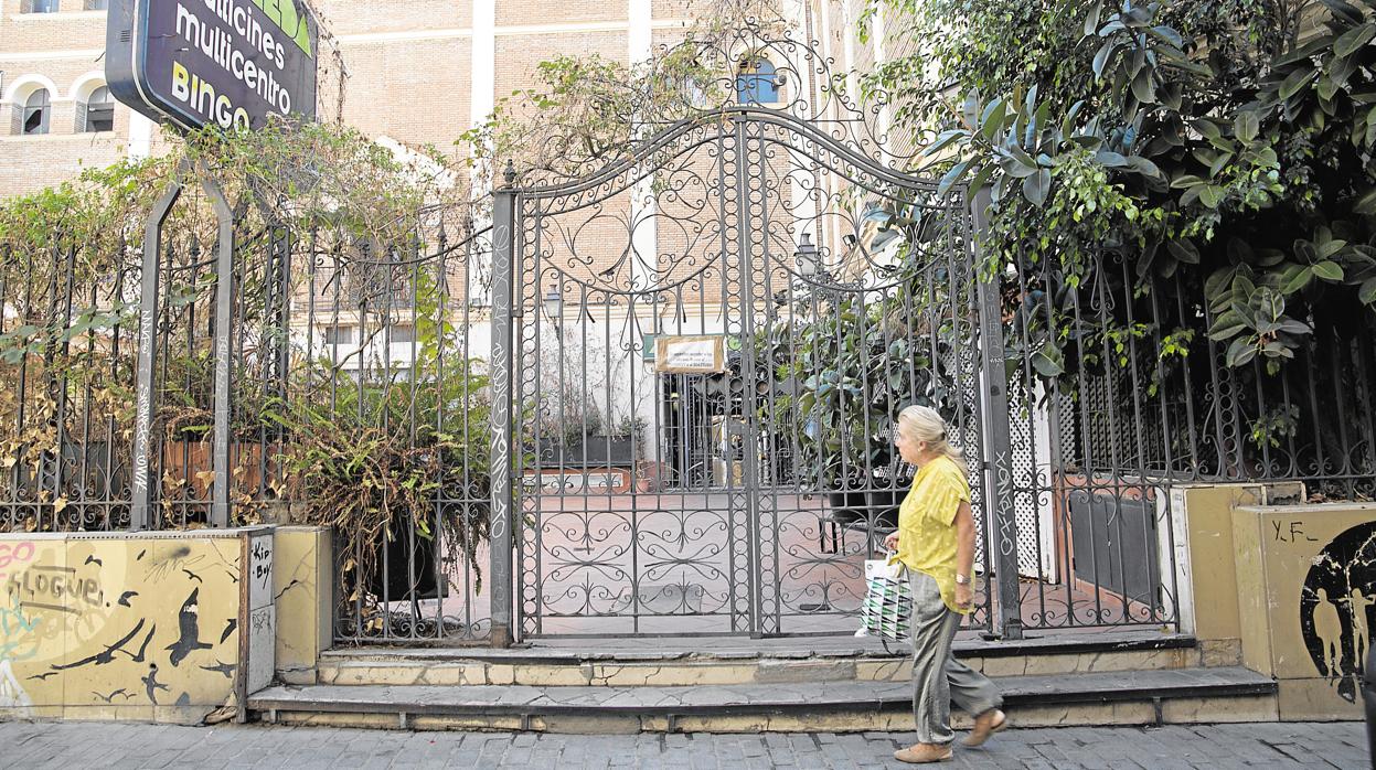 Acceso al cine Alameda desde la calle Jesús del Gran Poder, con la verja cerrada