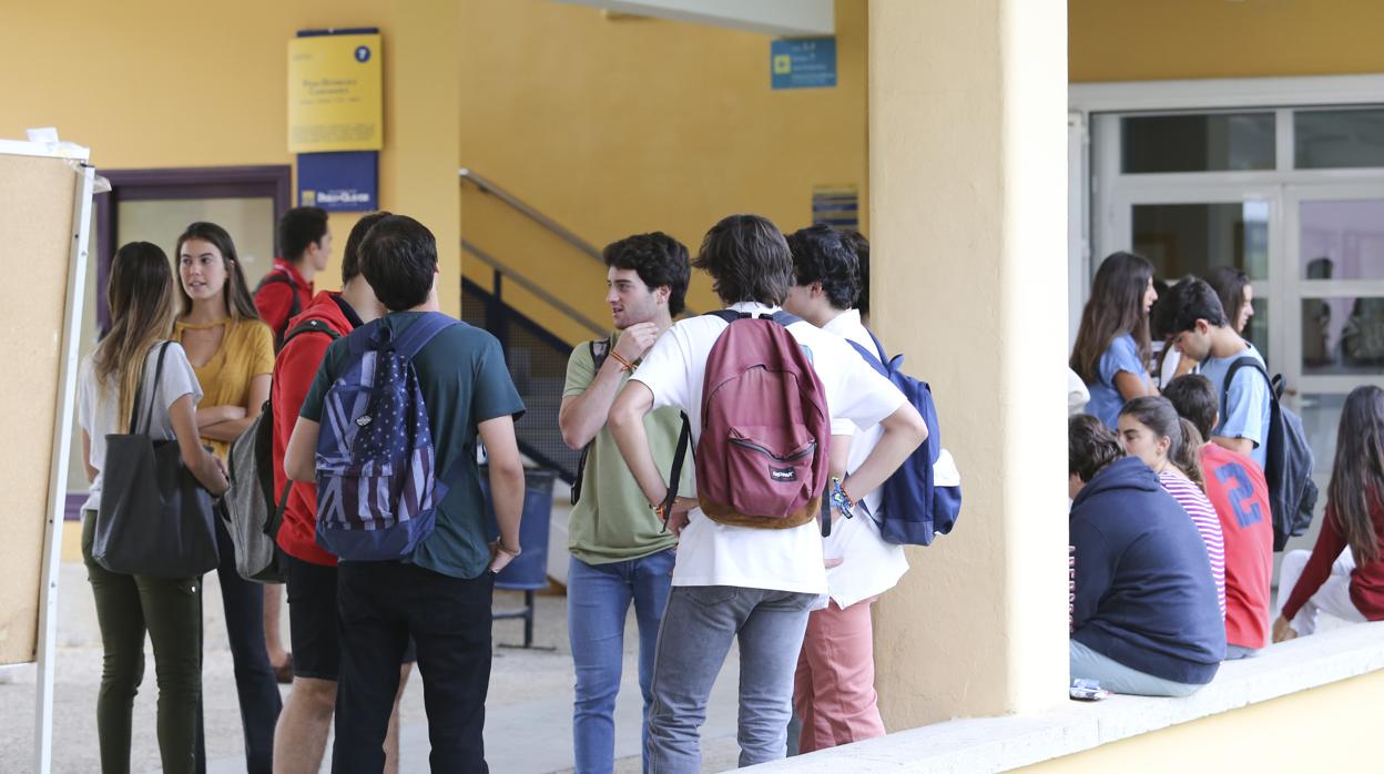 Estudiantes durante un examen de Selectividad