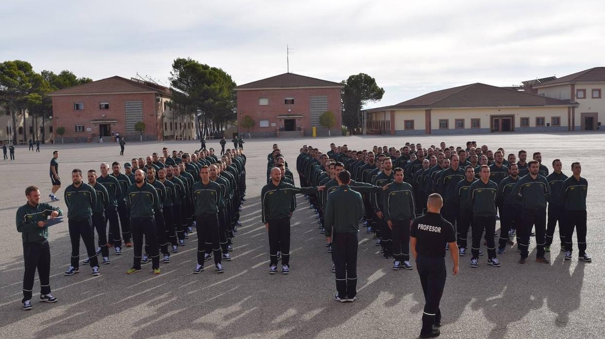 Un grupo de alumnos en el interior de la academia de Baeza que forma a los futuros guardias civiles