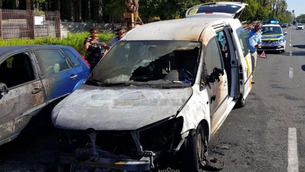 Extinguido un incendio en un taxi cuando circulaba por Sevilla con dos clientes a bordo