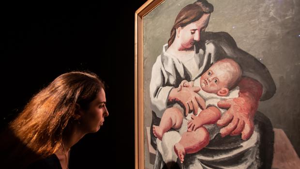 Expuesta en Sevilla por primera vez en el Hospital de los Venerables la obra «Maternidad» de Picasso