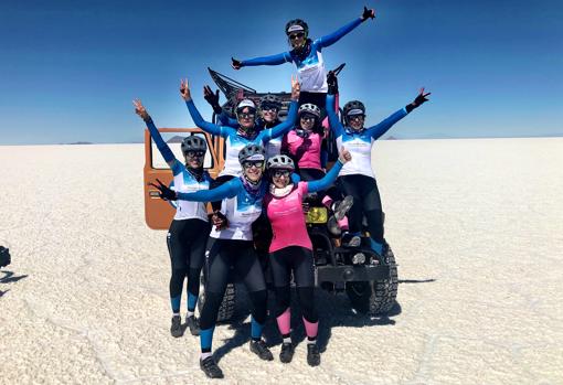 Las participantes este domingo desde el Salar de Uyuni