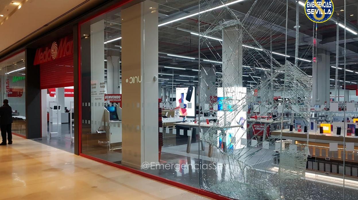 Así quedó la puerta de la tienda MediaMarkt tras el intento de asalto en Lagoh