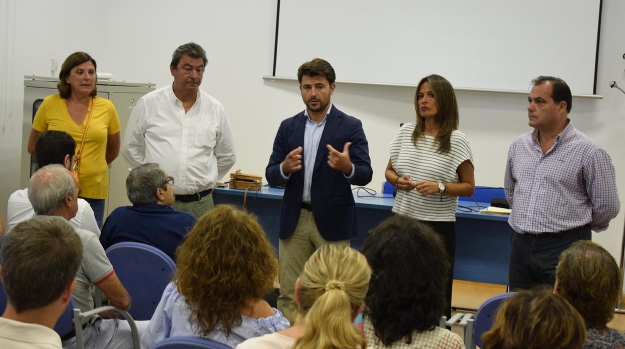 Beltrán Pérez y parte de su equipo durante la charla mantenida con los vecinos de la Macarena