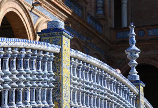 Han desaparecido algunos pincáculos cerámicos de los puentes de la Plaza de España