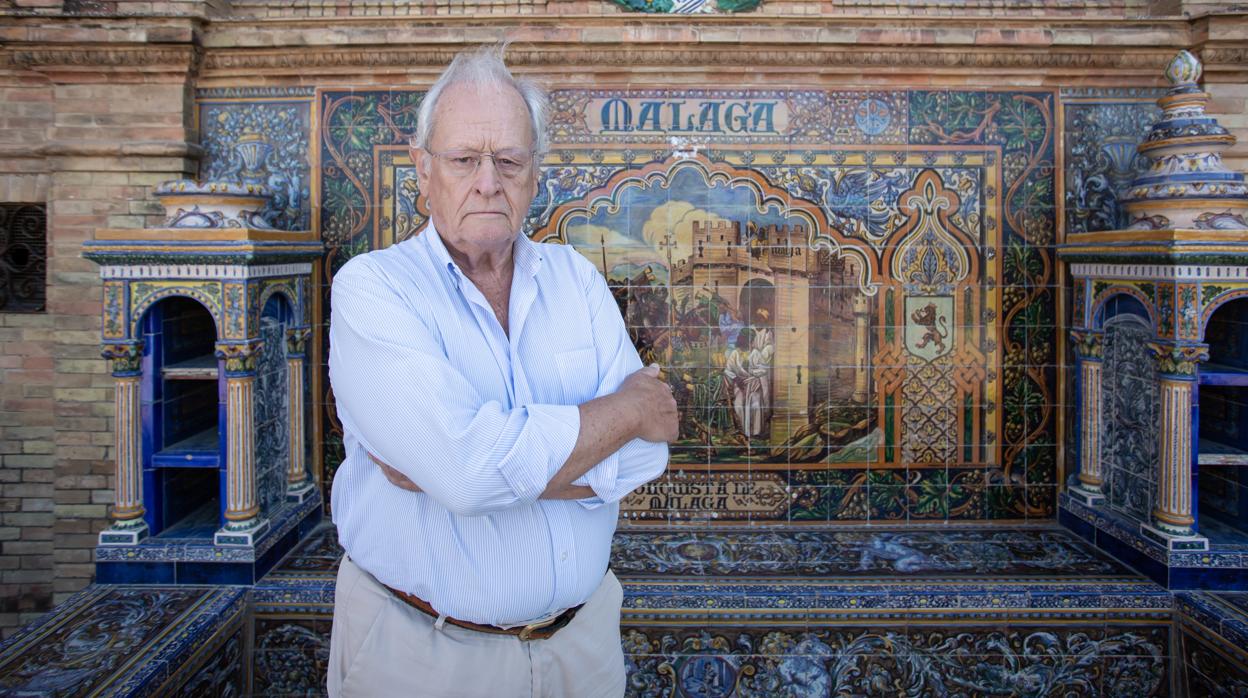 José María Ferre Tejera junto al banco de la provincia de Málaga en la Plaza de España de Sevilla