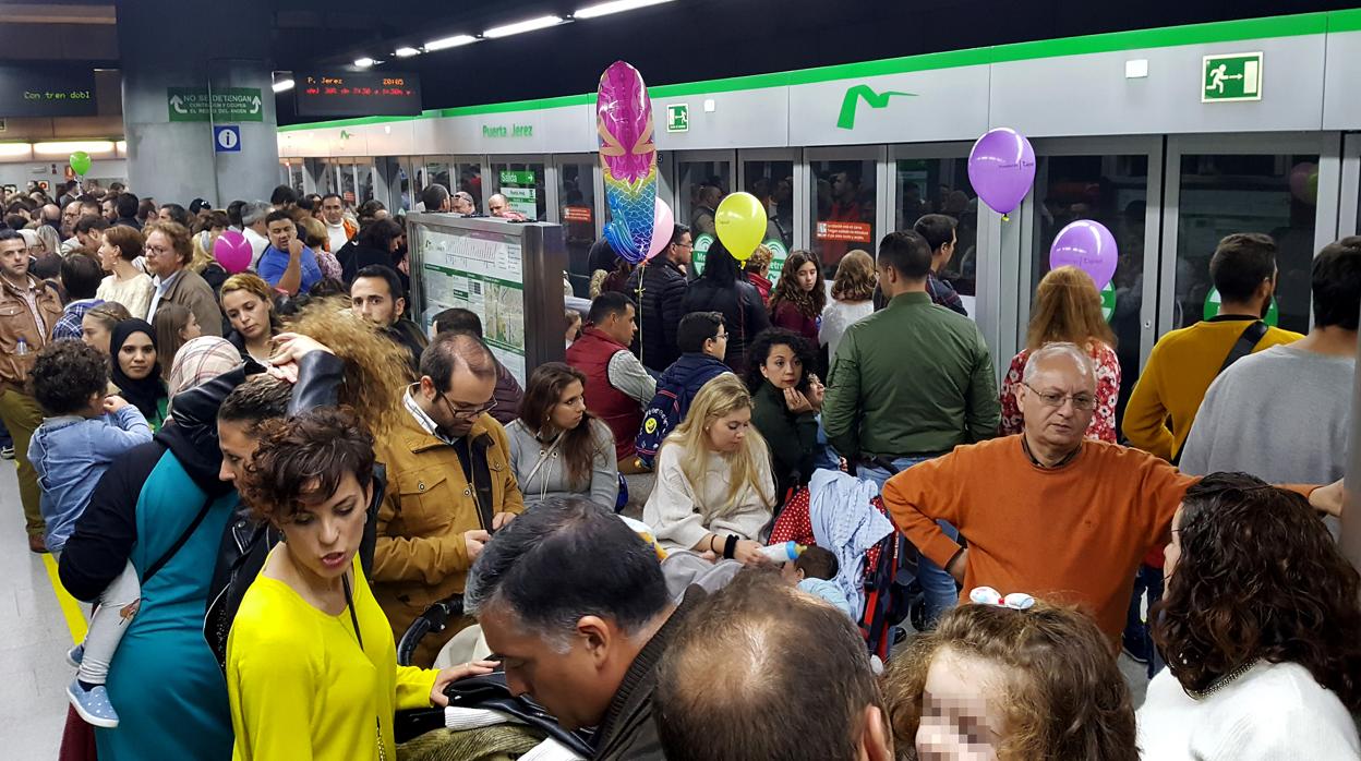 Usuarios en una de las estaciones del metro del Sevilla