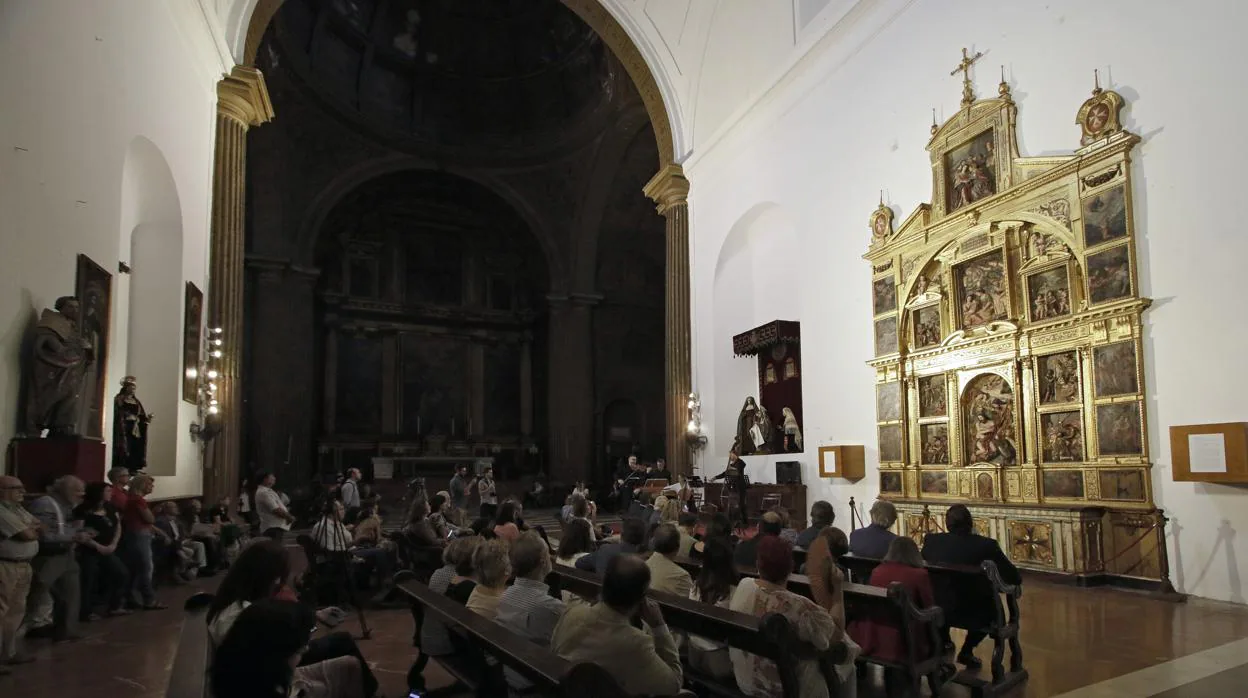 El retablo de Martínez Montañés iluminado artísticamente