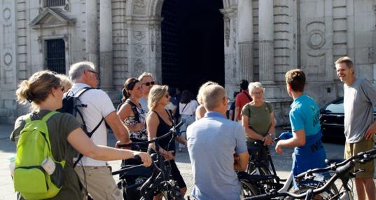 Turistas en la fachada principal del Rectorado