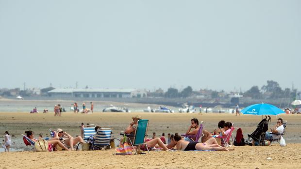 La playa de Sanlúcar recibe arena procedente del Guadalquivir