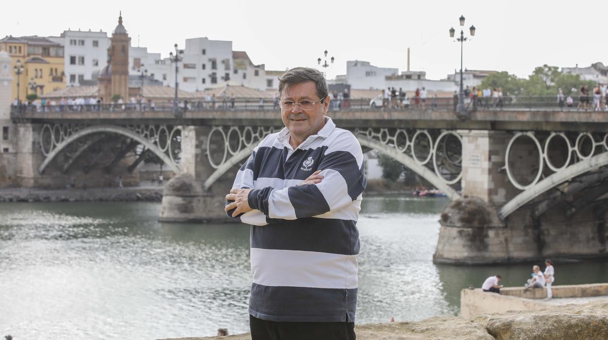 Miguel Camacho Ramírez juto al puente de Triana