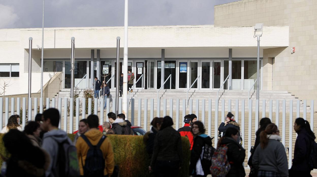 Menores reunidos a las puertas de un centro educativo