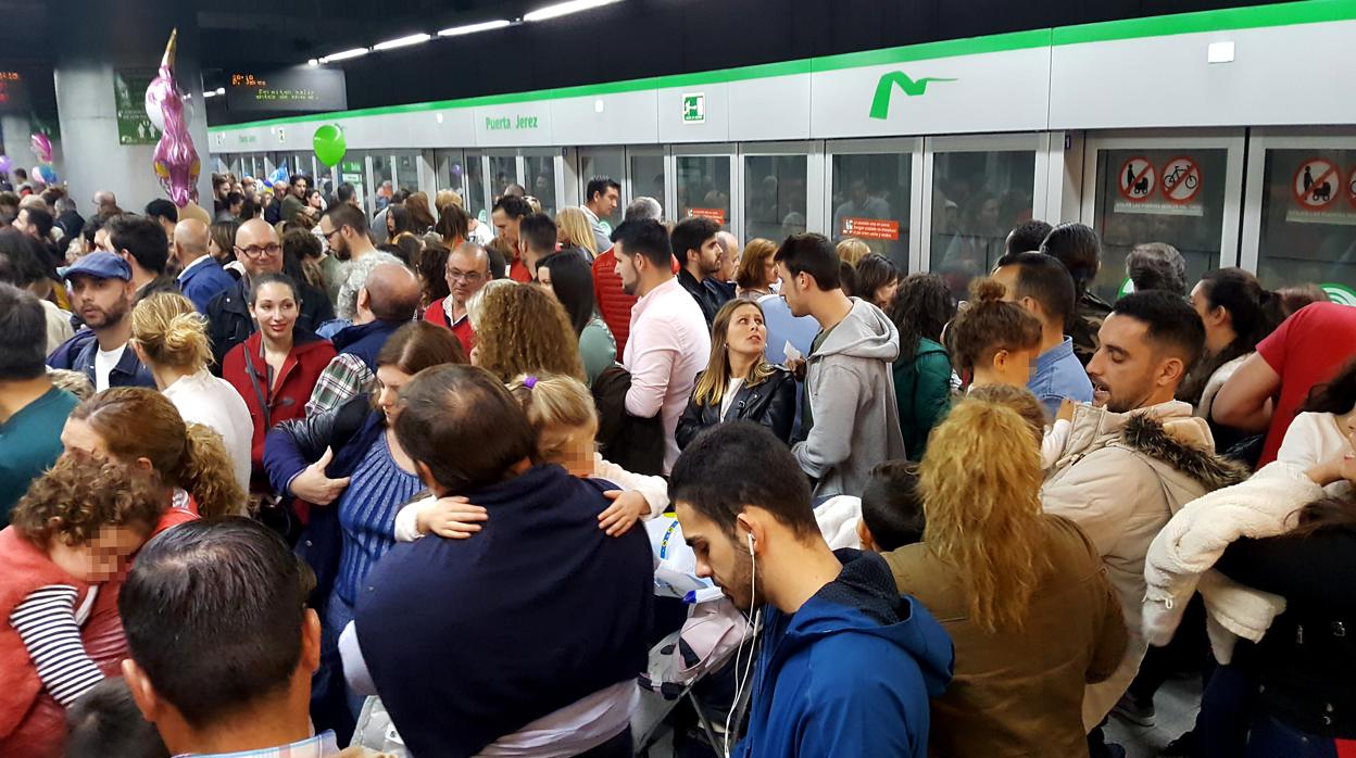 Una jornada de huelga en el metro de Sevilla