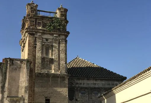 La torre del antiguo convento del Carmen