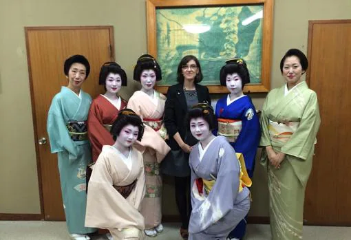 Mari Carmen Camacho junto a un grupo de geishas