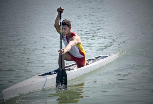 García, en su canoa, surcando las aguas del Guadalquivir donde suele entrenar