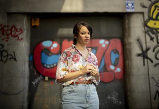 Elisa Victoria vive en el centro de Madrid, donde escribe nuevas historias