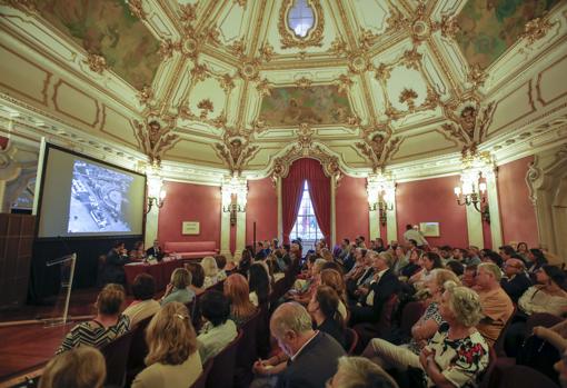 Público asistente a la conferencia de este lunes