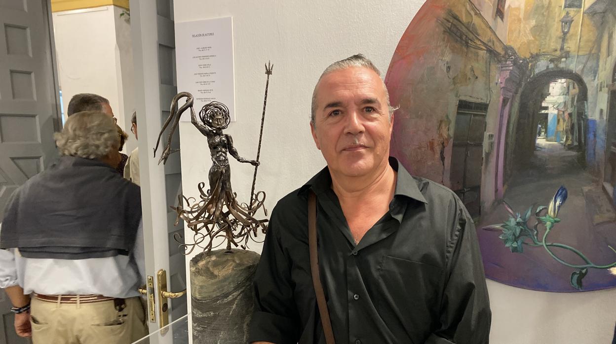 El escultor Espiridión Rodríguez junto a su obra «Poseidón»