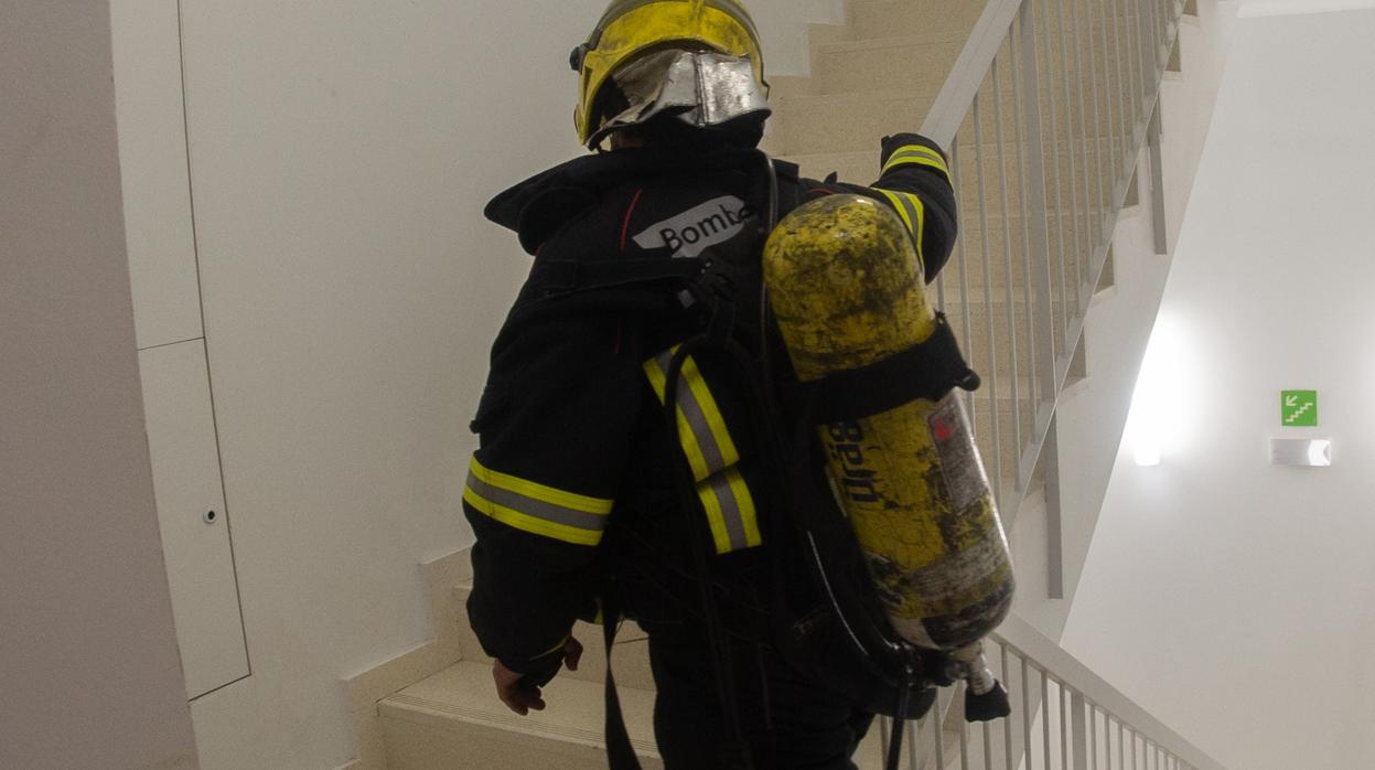 Los bomberos extinguieron el incendio originado en una de las habitaciones de la vivienda afectada