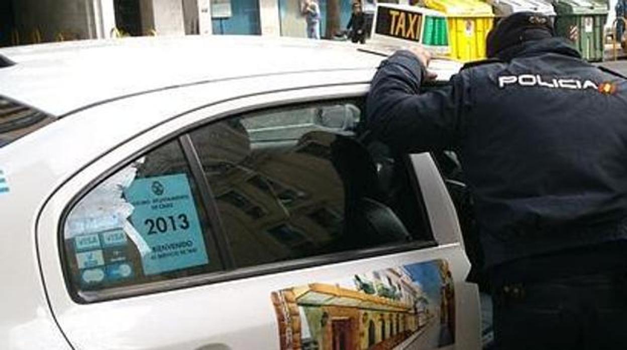 Un policía habla con un taxista en una imagen de archivo