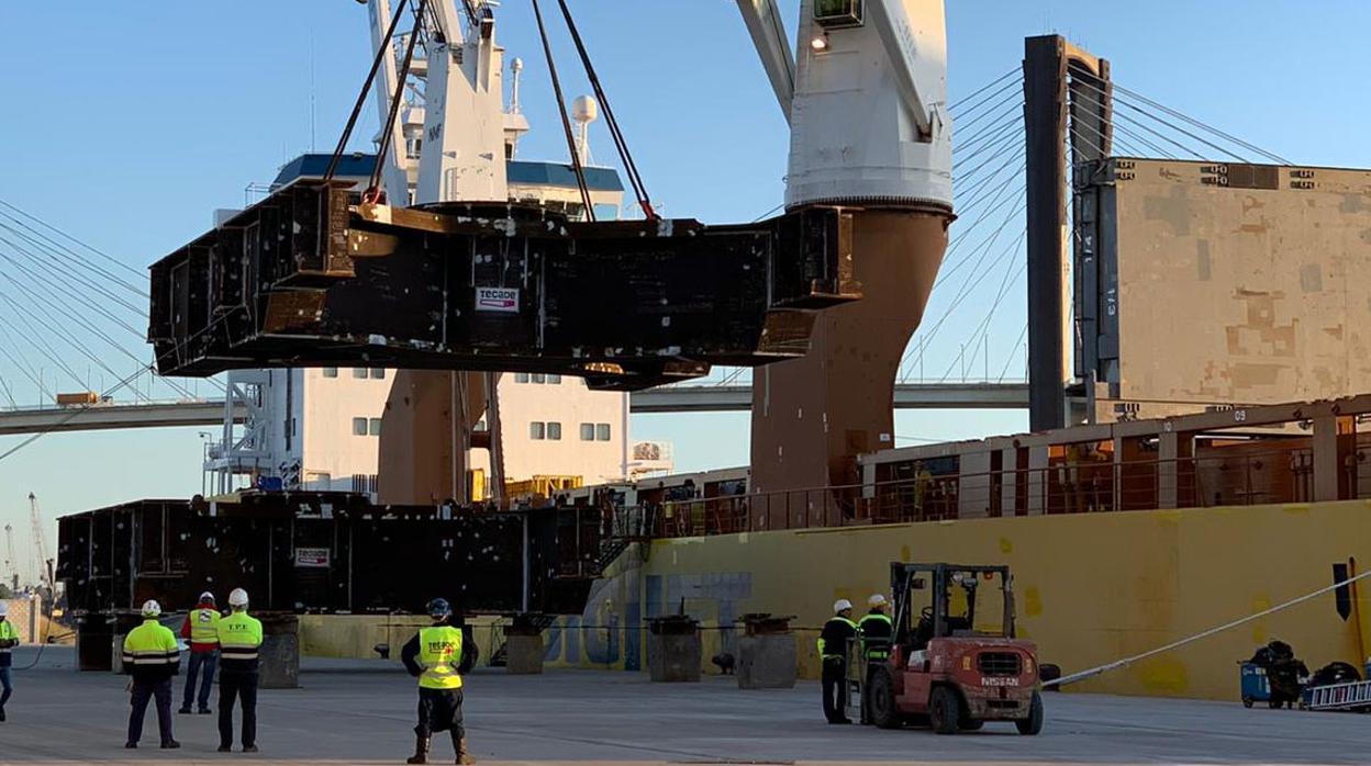 Carga de la viga en el muelle de Astilleros