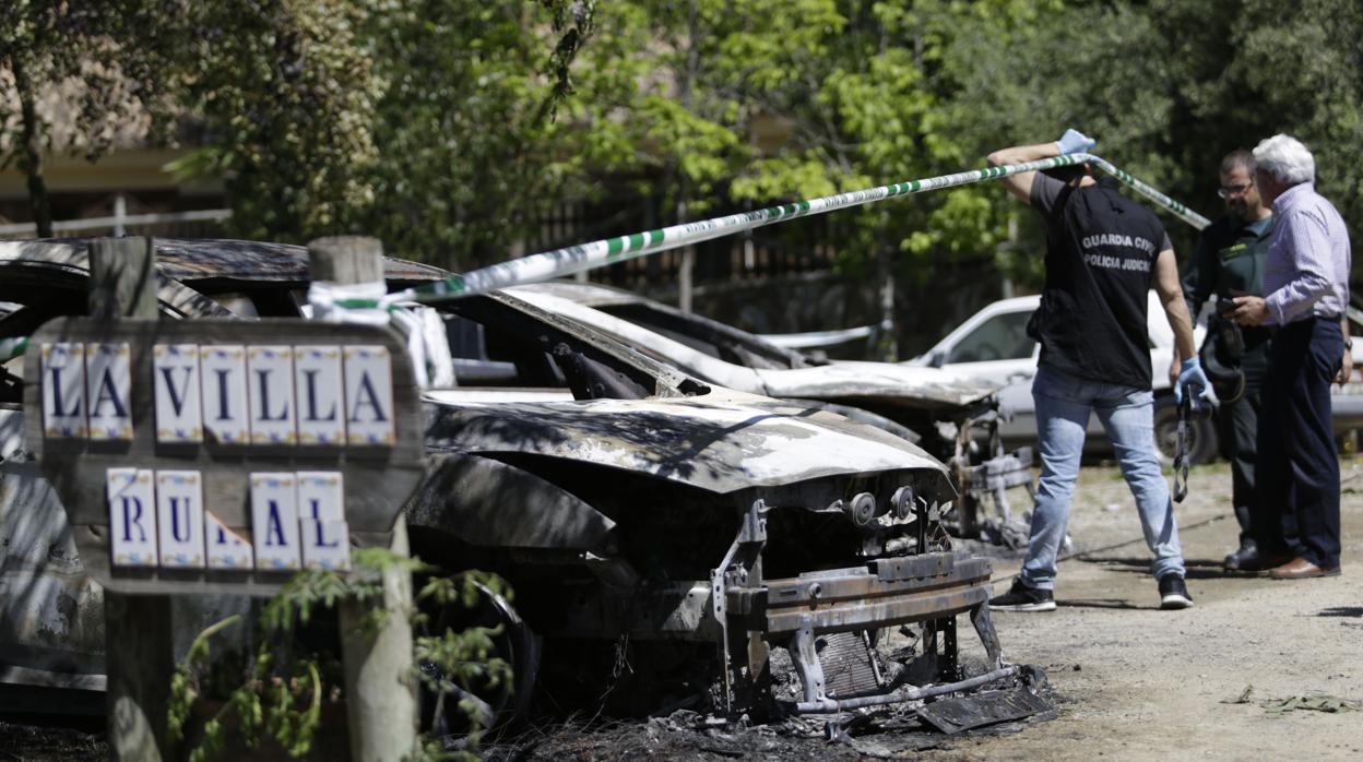 Vehículos de Cabify quemados en Castilblanco de los Arroyos en mayo de 2017