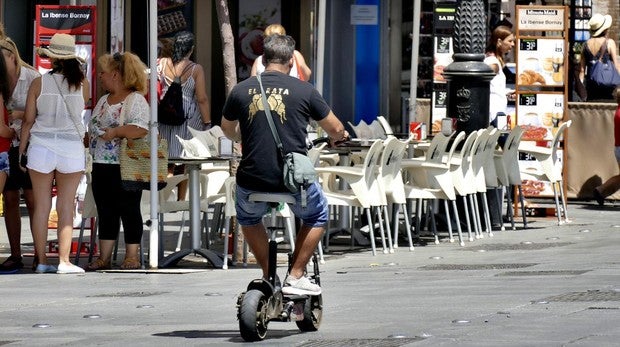 Una joven invidente sufre lesiones tras tropezarse con un patinete eléctrico aparcado en una acera de Sevilla