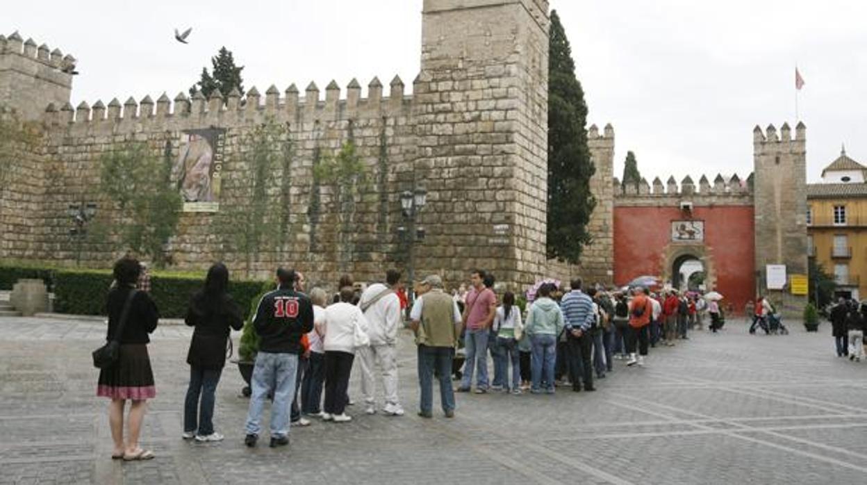 Colas para acceder al Real Alcázar de Sevilla