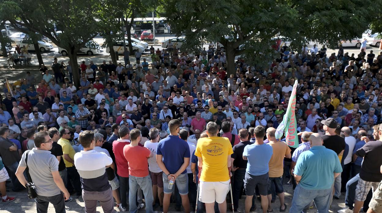 Asamblea en la estación de Santa Justa por la Huelga de taxis de Sexilla de 2018