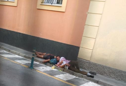 Dos personas duermen en la calle