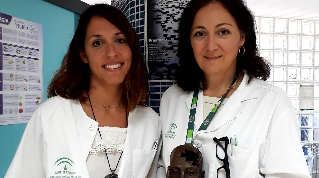 La doctora Eva Cuartero, a la derecha, con Macarena González