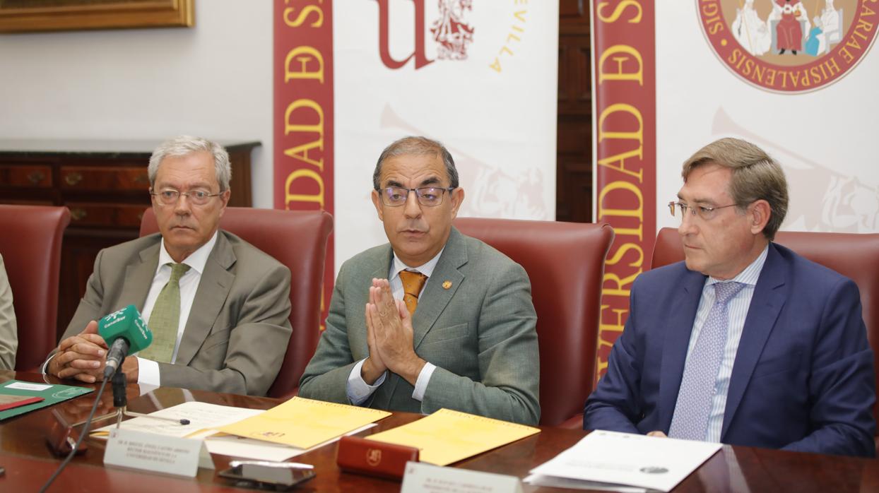 Miguel Ángel Castro junto al consejero de Economía, Rogelio Velasco, en una imagen de archivo