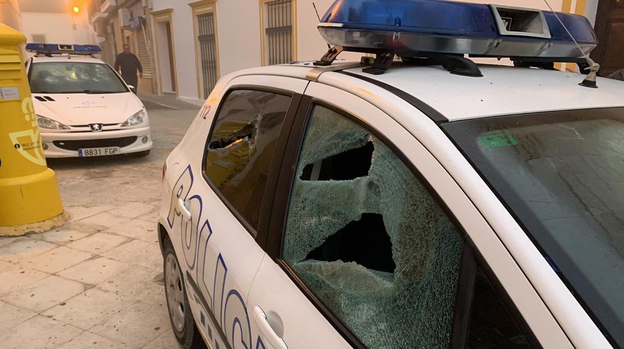 Dos coches de la Policía de Huévar han amanecido este martes con los cristales destrozados