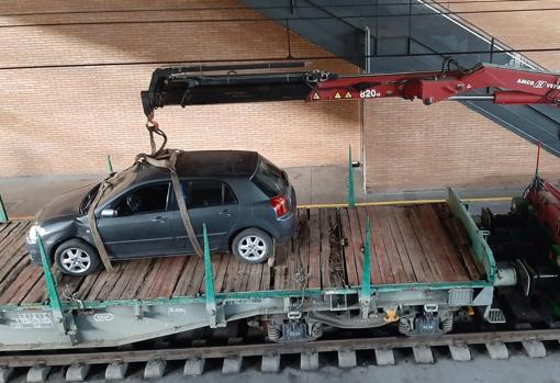 El coche ha sido retirado por una gruá ferroviaria