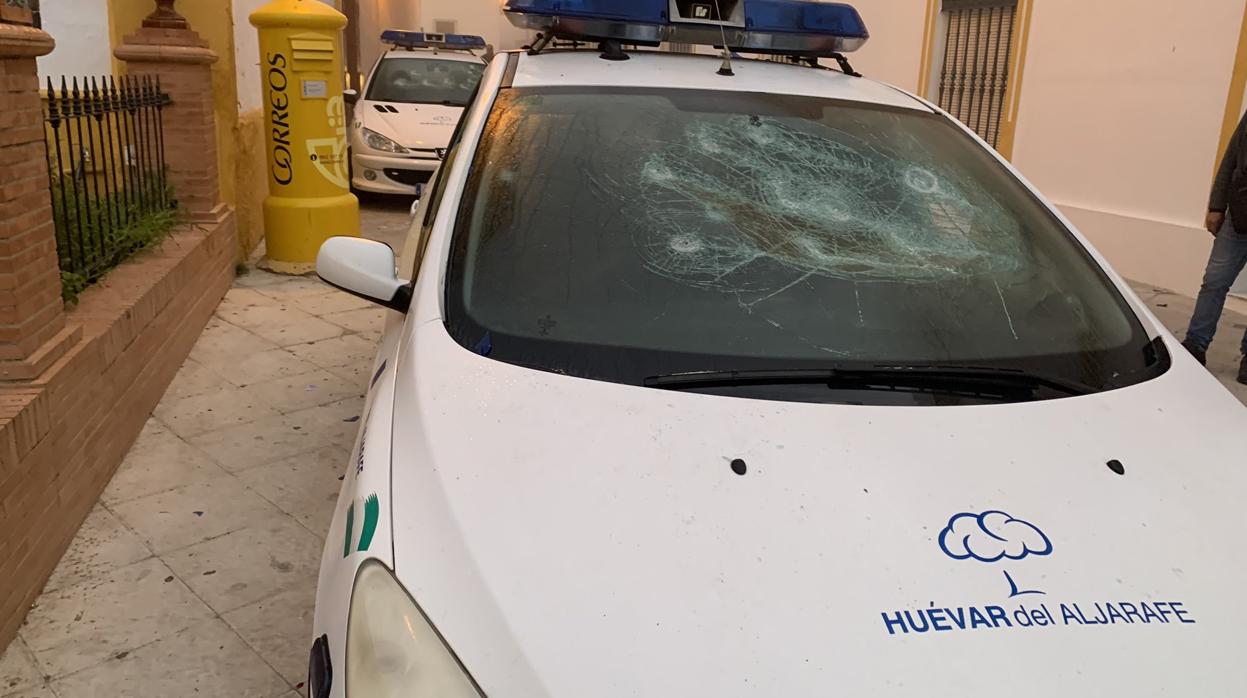 Así amaneció ayer uno de los coches de Policía Local de Huévar