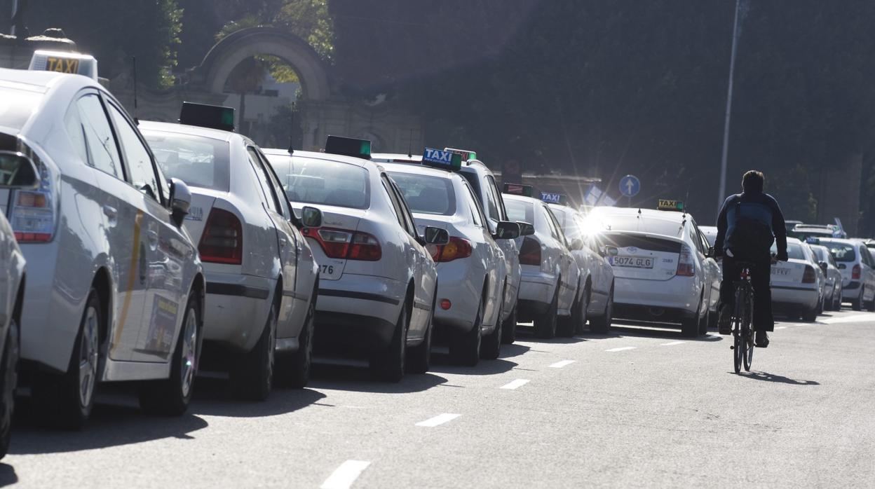 Una de las manifestaciones de los taxistas por Sevilla