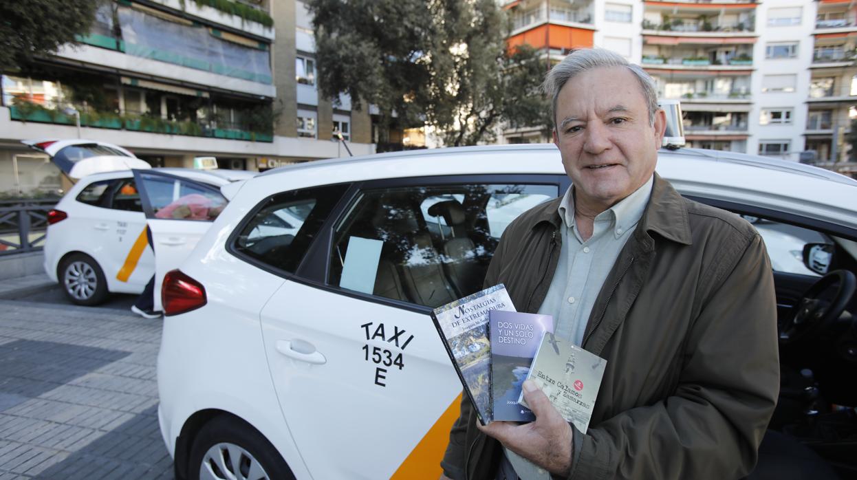 El taxista Joaquín Mellado con los tres libros que ha publicado