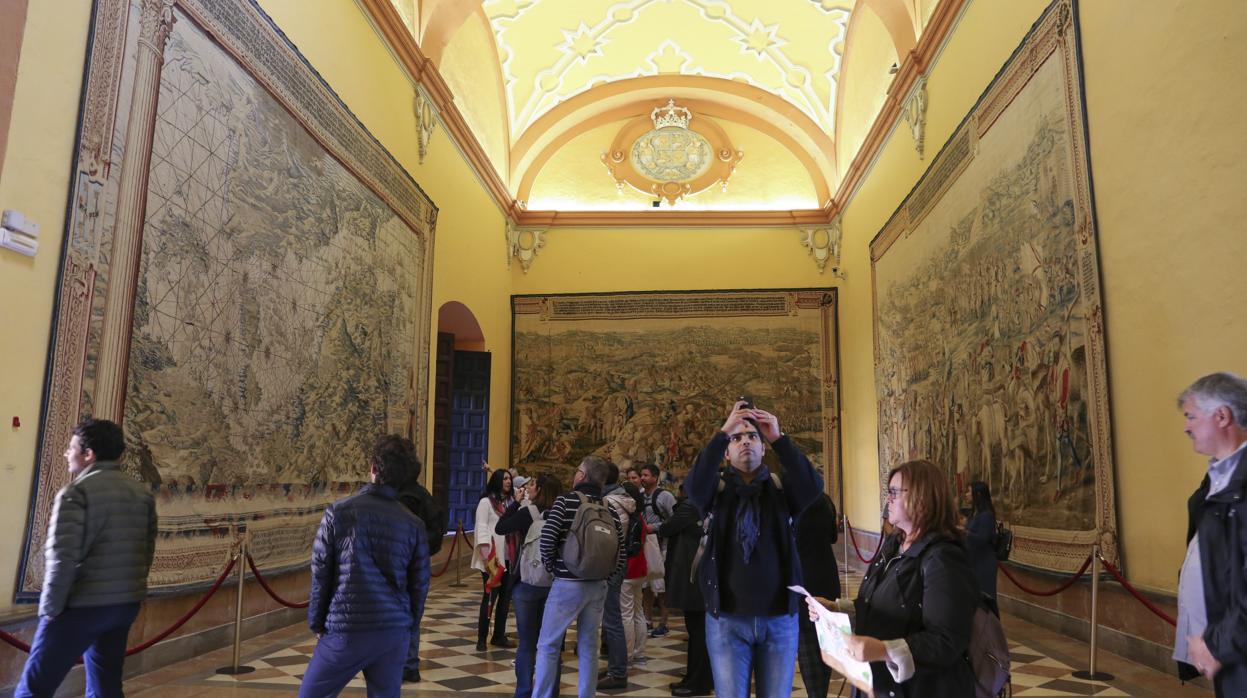 El Salón de los Tapices del Alcázar será cerrado al público para restaurar sus bienes