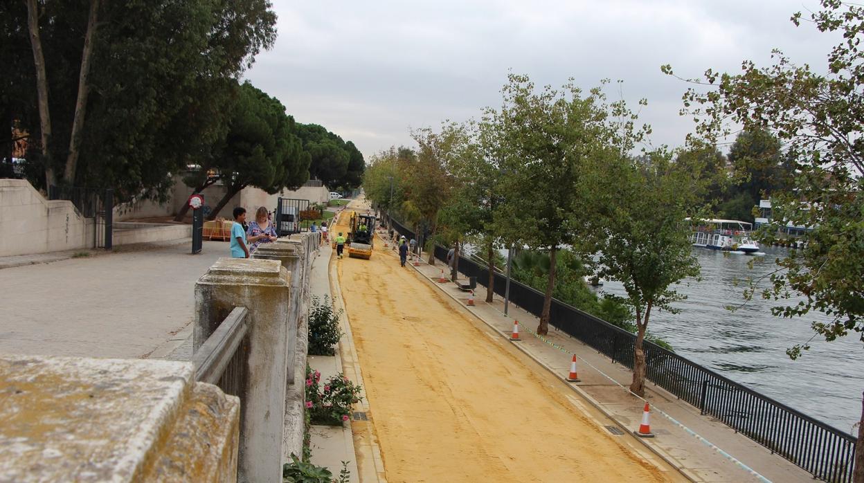 El Ayuntamiento de Sevilla está renovando el pavimente de albero del Muelle de Nueva York