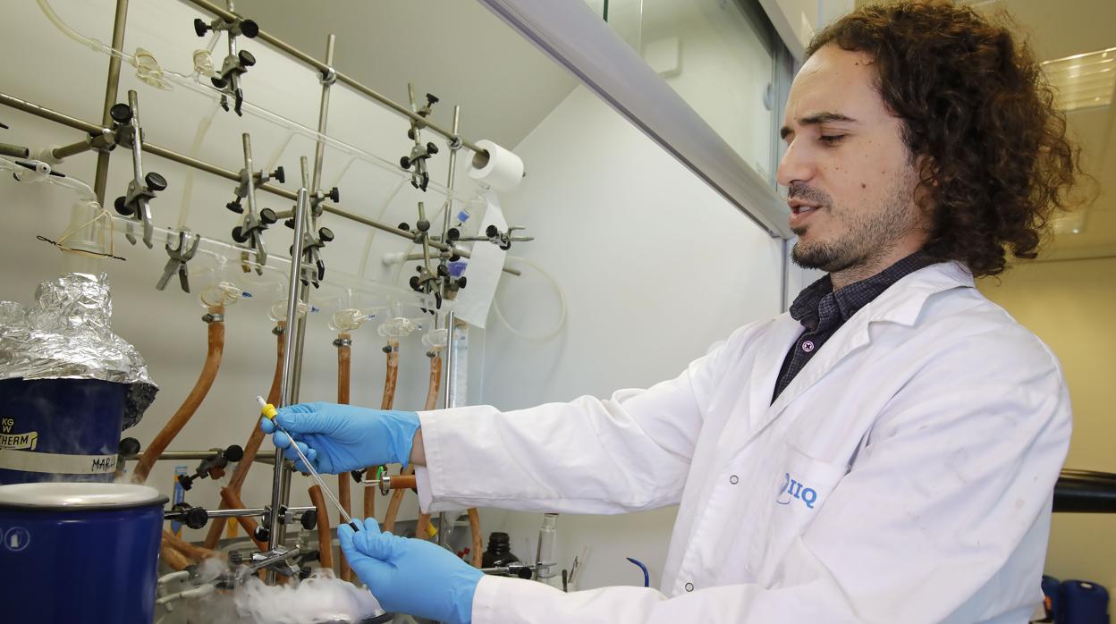 Campos, en uno de los laboratorios del Instituto de Investigaciones Químicas, en la Cartuja