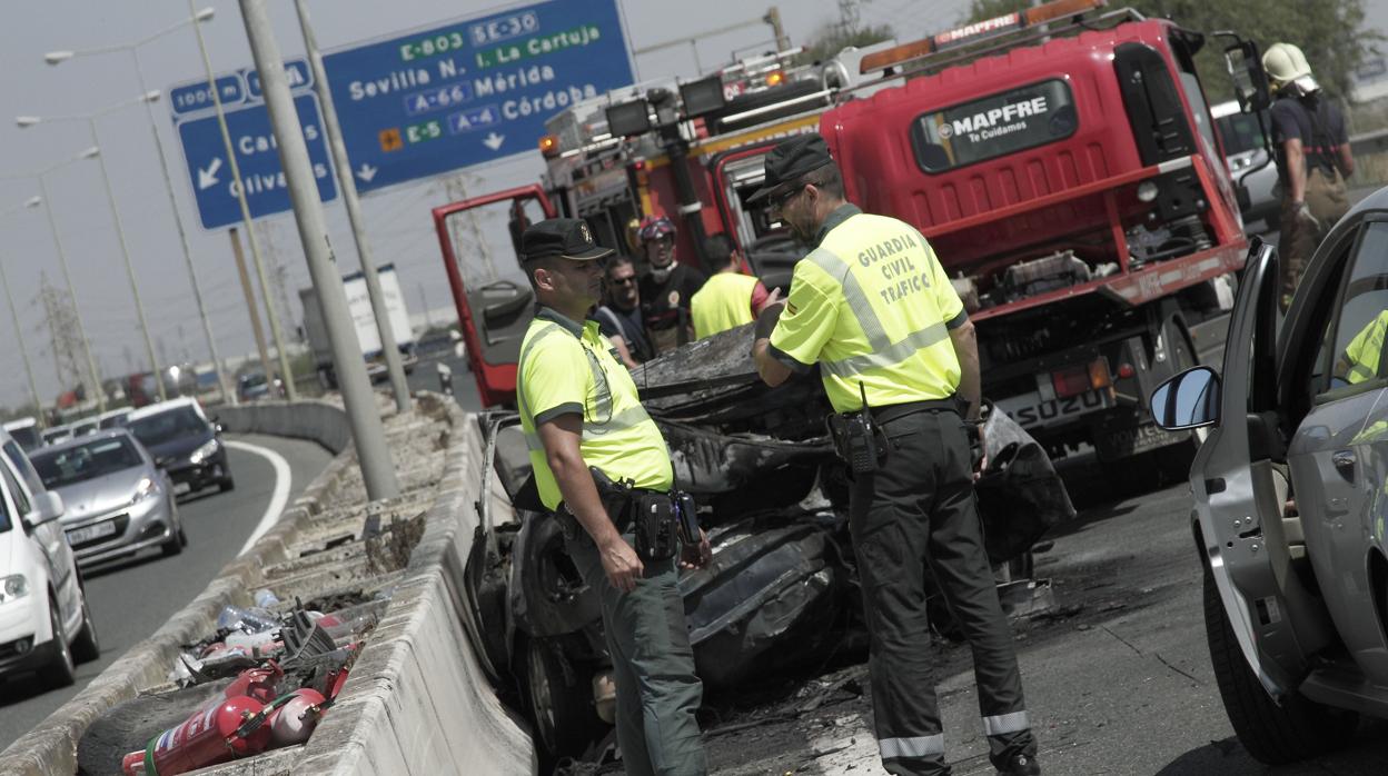 Efectivos de la Guardia Civil en un accidente de tráfico